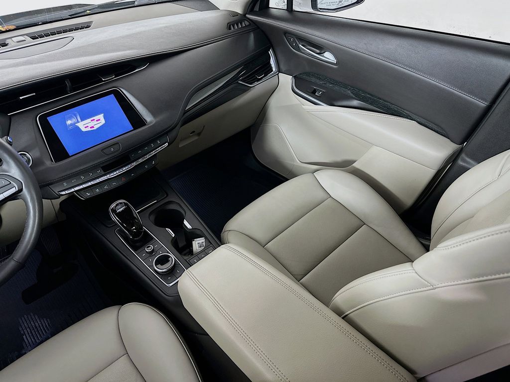 Thumbnail: 2022 Cadillac XT4 - 14