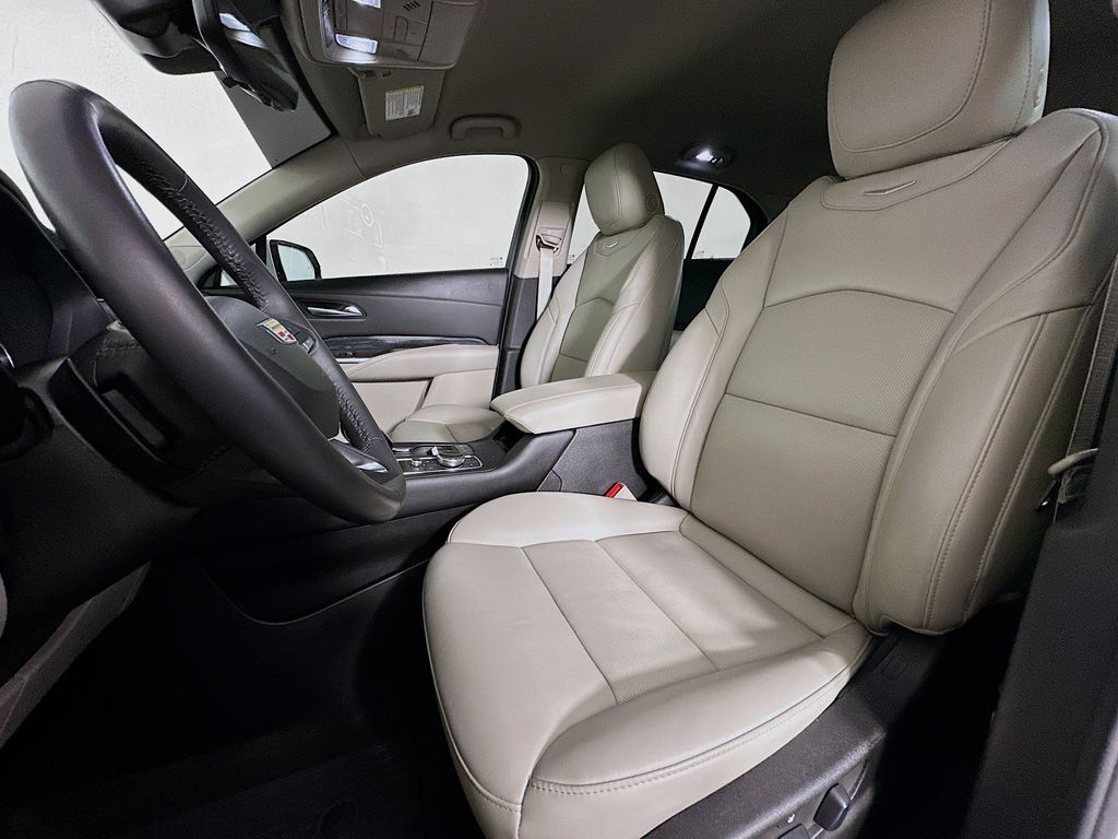 Thumbnail: 2022 Cadillac XT4 - 11