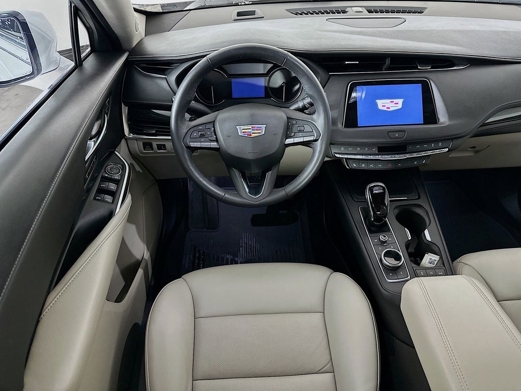 Thumbnail: 2022 Cadillac XT4 - 10
