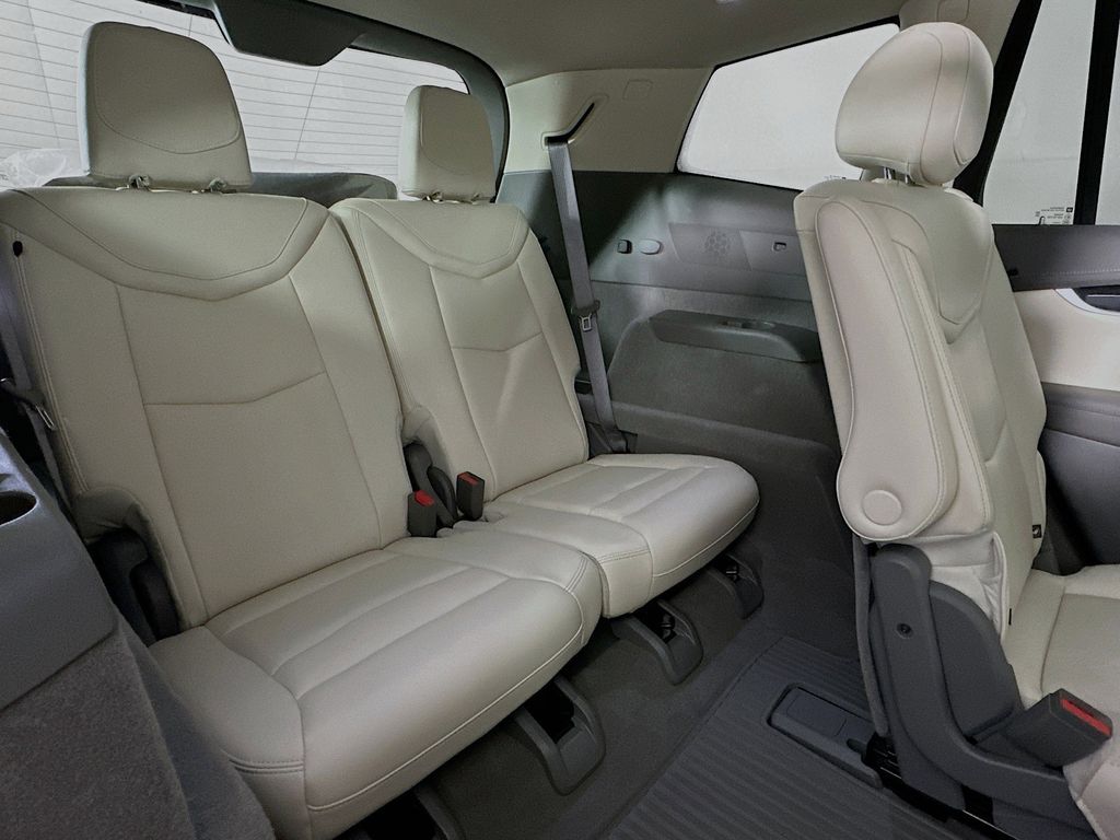 Thumbnail: 2024 Cadillac XT6 - 32