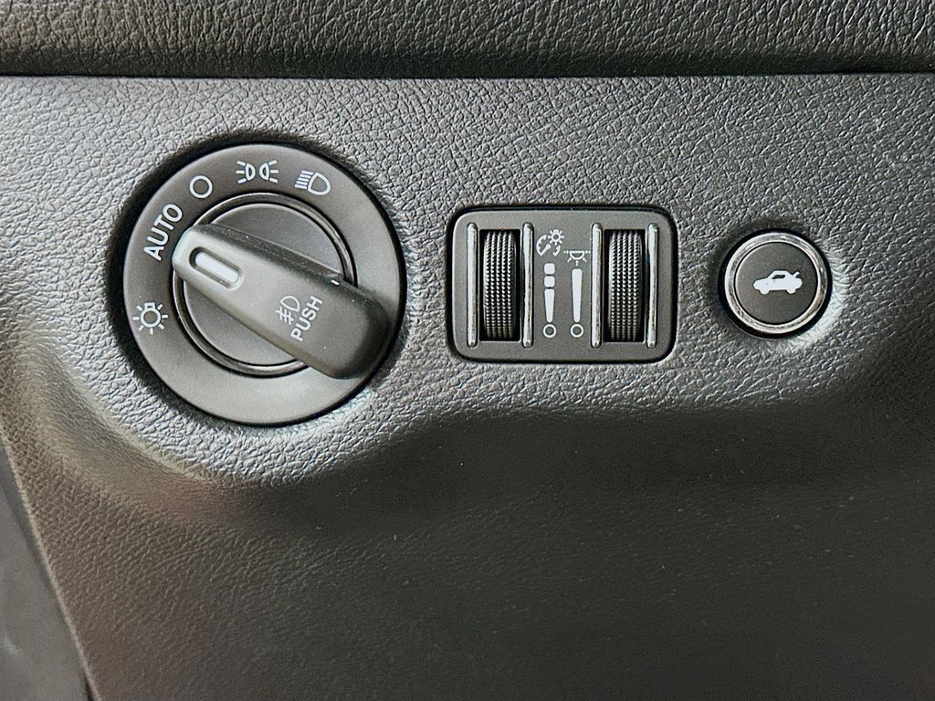 Thumbnail: 2015 Dodge Challenger - 26