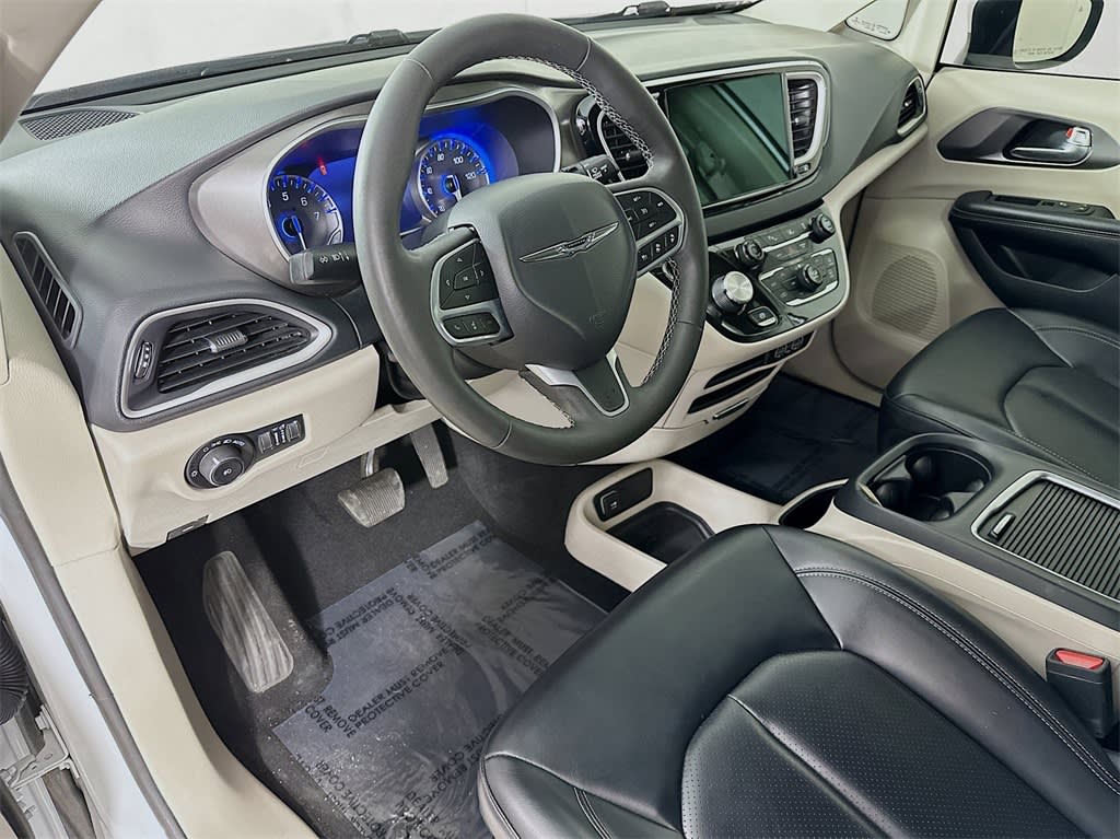 2023 Chrysler Pacifica Touring L 2