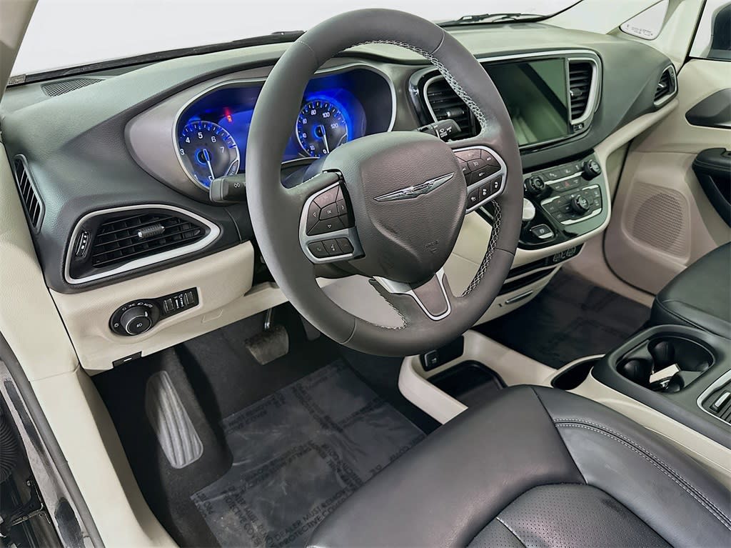 2023 Chrysler Pacifica Touring L 2