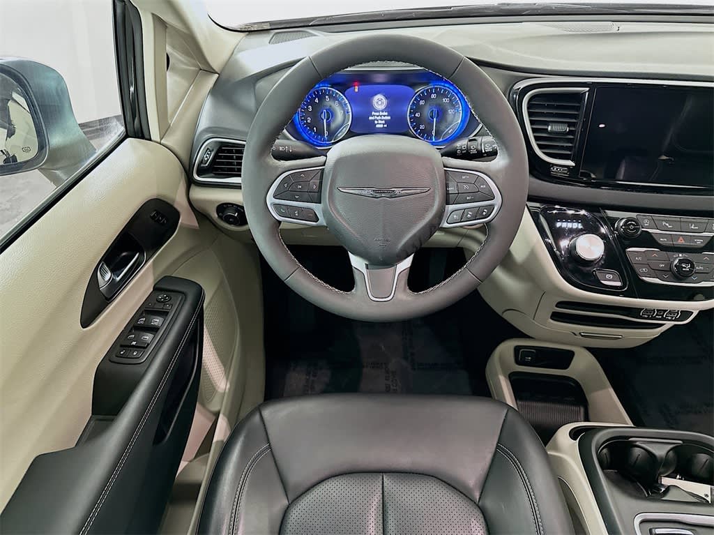 2023 Chrysler Pacifica Touring L 10