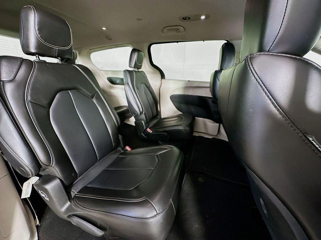 Thumbnail: 2023 Chrysler Pacifica - 32