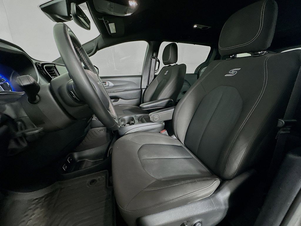 Thumbnail: 2021 Chrysler Pacifica - 10