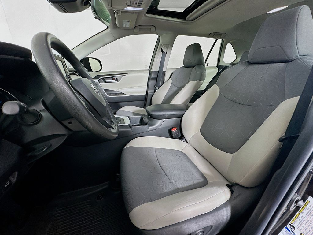 Thumbnail: 2022 Toyota RAV4 - 10