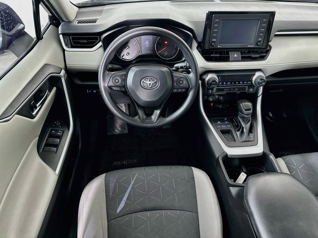 Thumbnail: 2022 Toyota RAV4 - 10