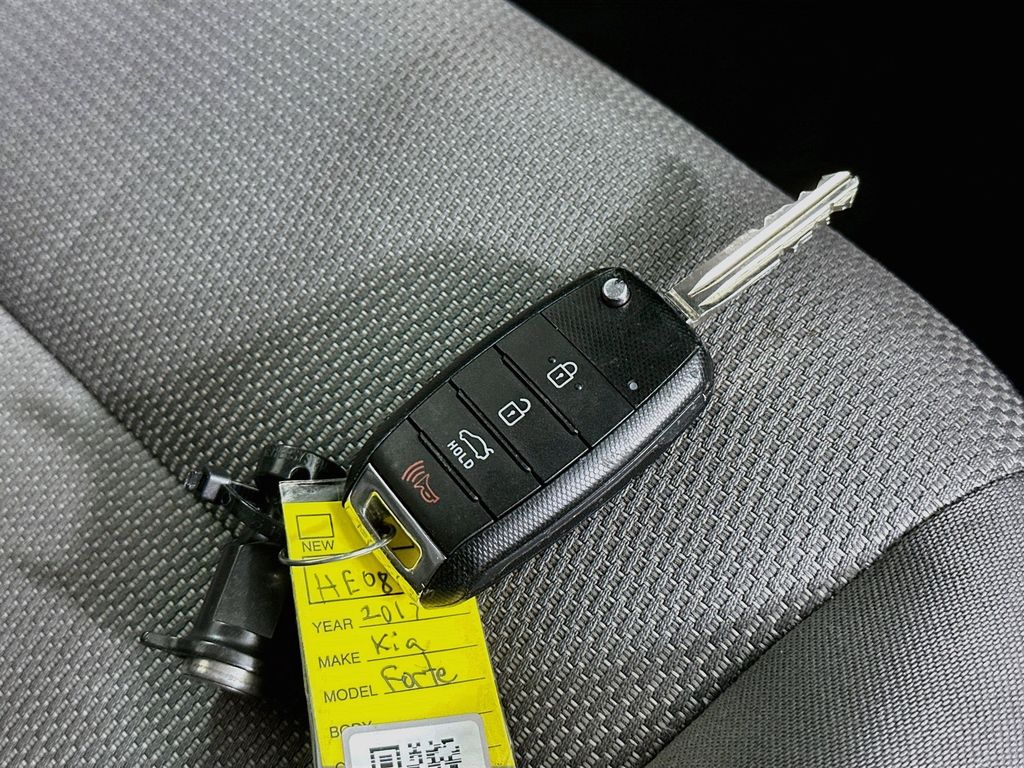 Thumbnail: 2017 Kia Forte - 19