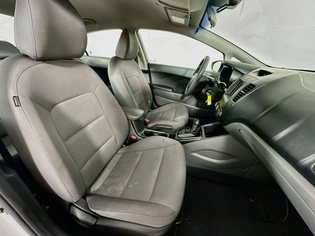 Thumbnail: 2017 Kia Forte - 11
