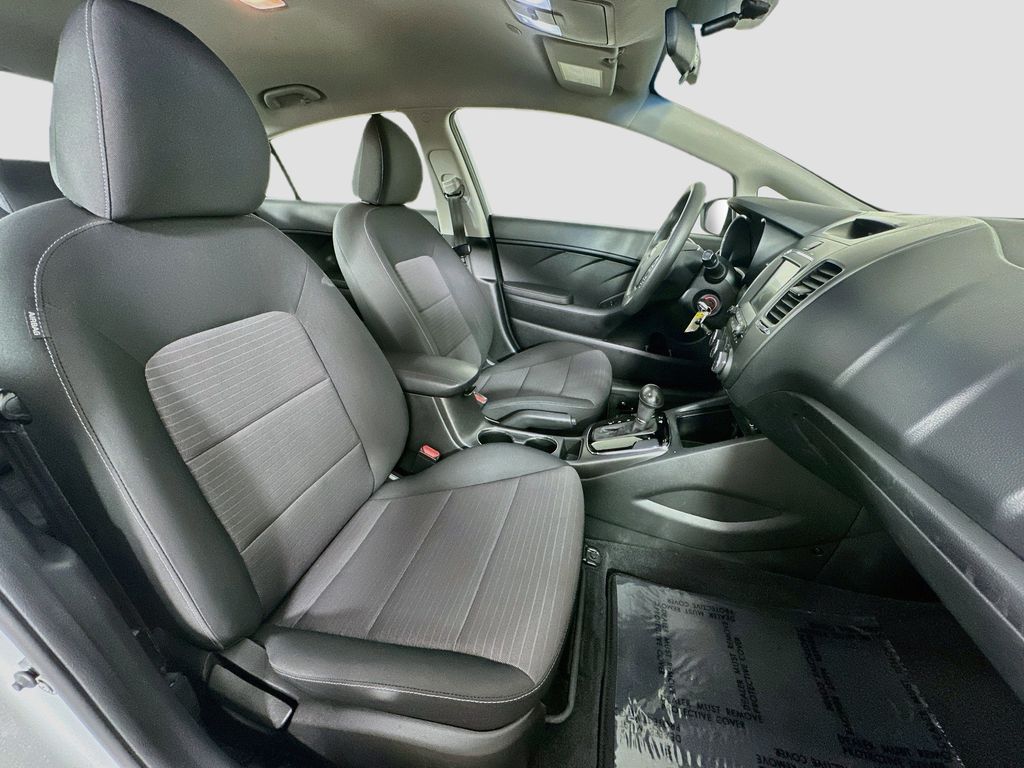 Thumbnail: 2018 Kia Forte - 12