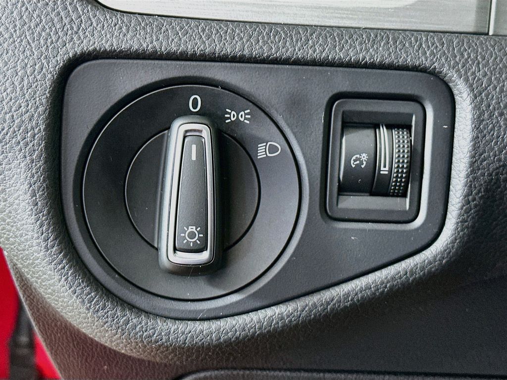 Thumbnail: 2015 Volkswagen Golf - 27
