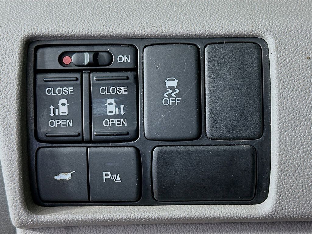 Thumbnail: 2013 Honda Odyssey - 27