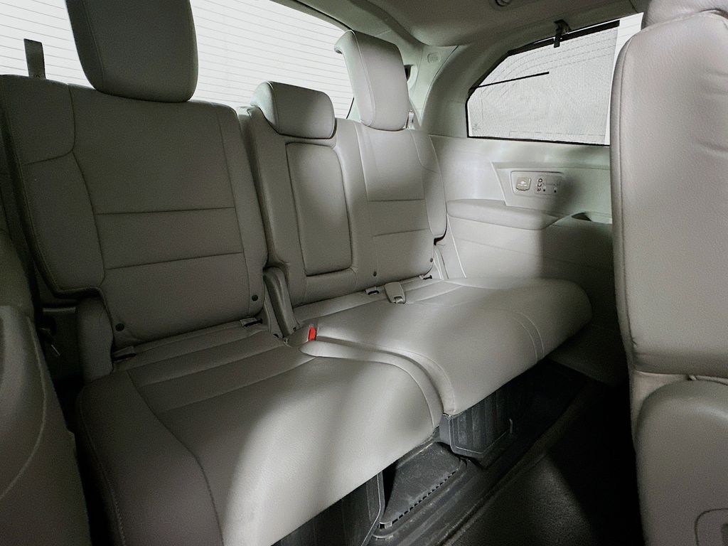 Thumbnail: 2013 Honda Odyssey - 33