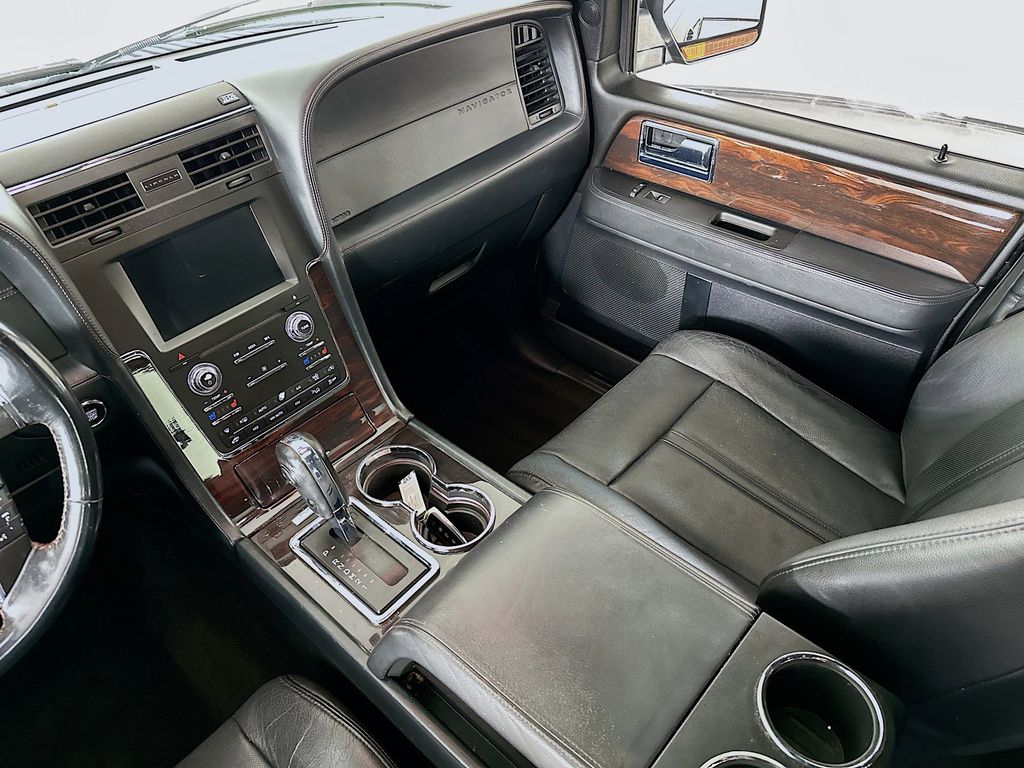 Thumbnail: 2016 Lincoln Navigator L - 13