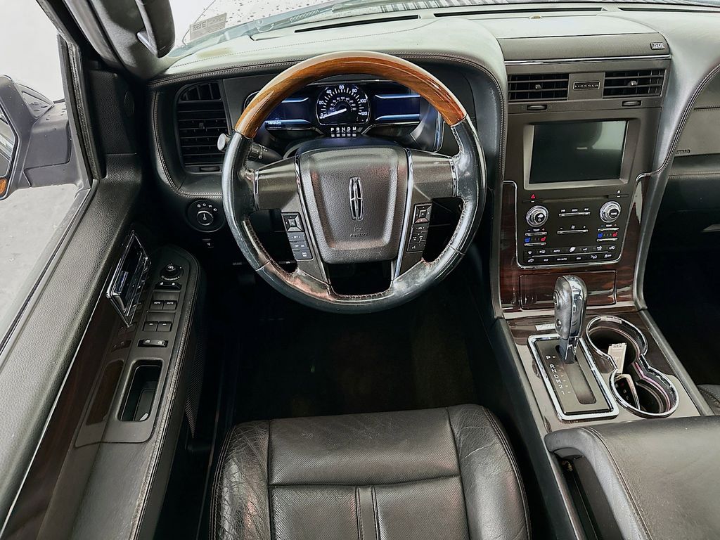 Thumbnail: 2016 Lincoln Navigator L - 9