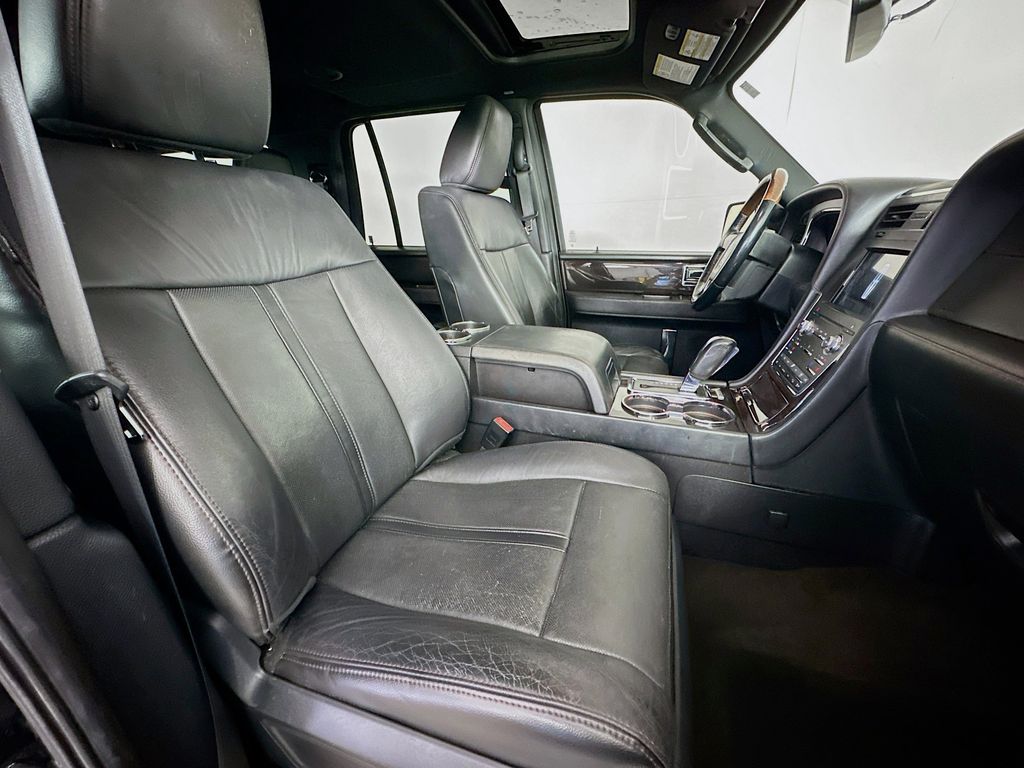 Thumbnail: 2016 Lincoln Navigator L - 11