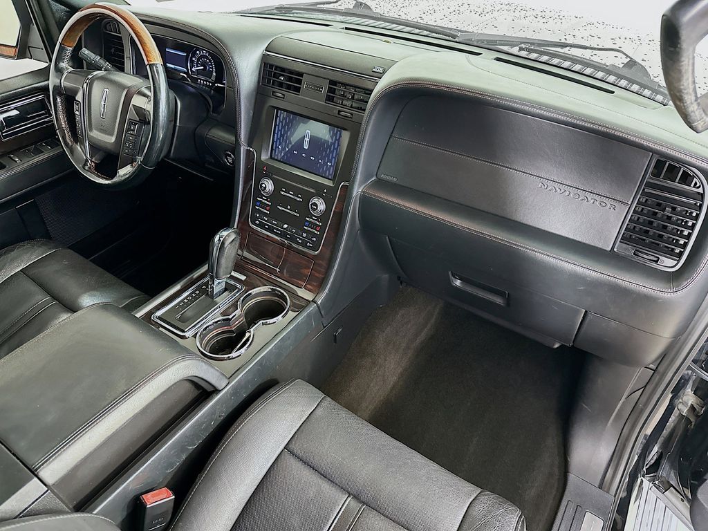 Thumbnail: 2016 Lincoln Navigator L - 35