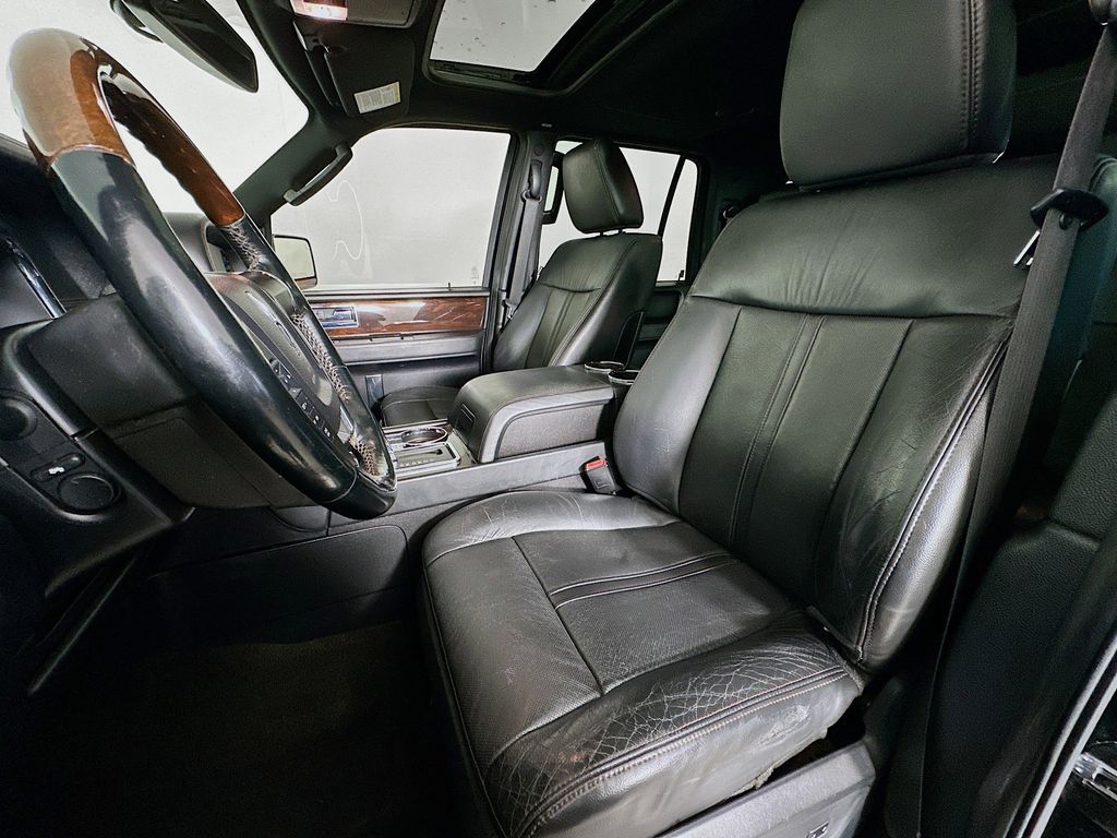 Thumbnail: 2016 Lincoln Navigator L - 10