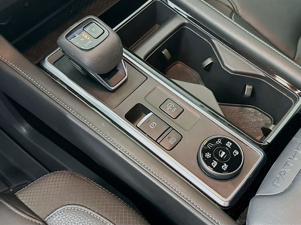 Thumbnail: 2023 Nissan Pathfinder - 17