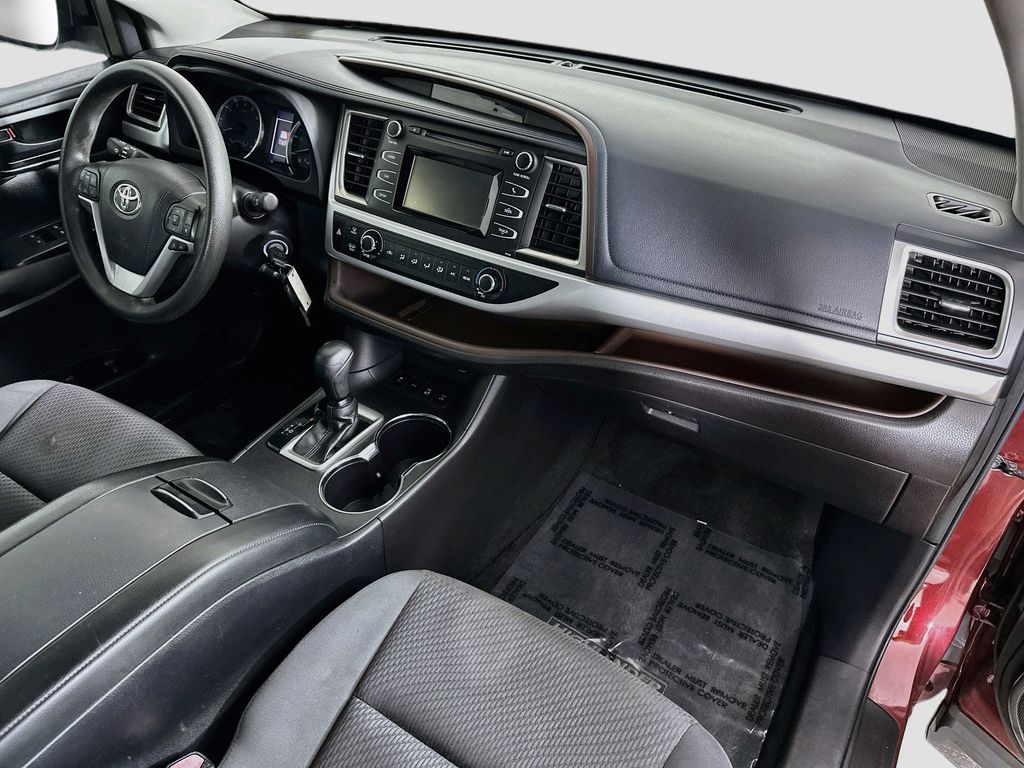 Thumbnail: 2018 Toyota Highlander - 32