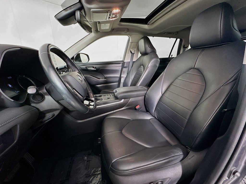 Thumbnail: 2021 Toyota Highlander - 11