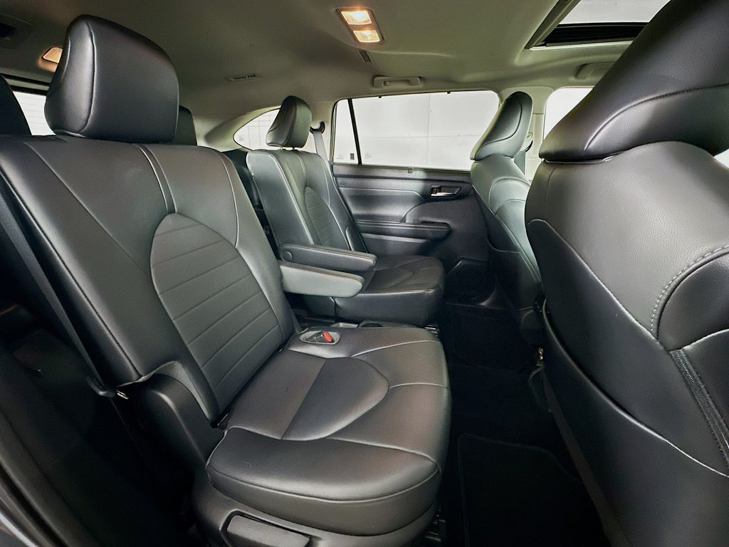 Thumbnail: 2021 Toyota Highlander - 33
