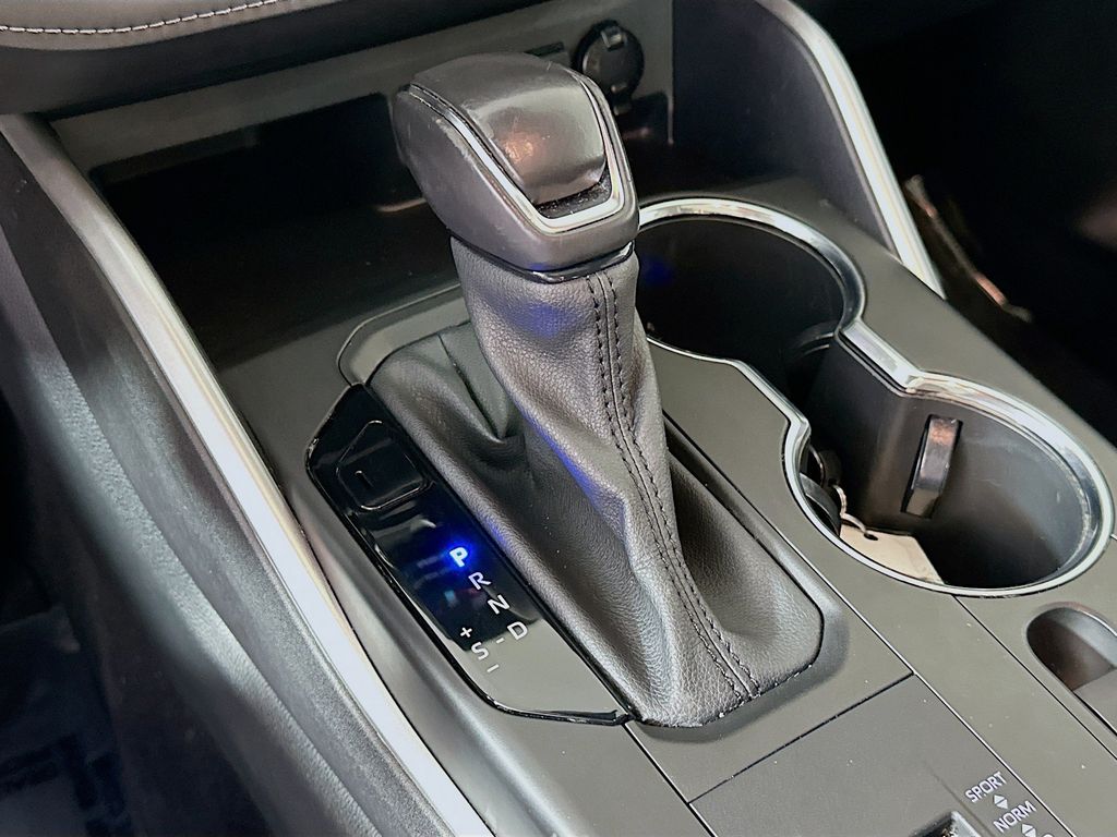Thumbnail: 2021 Toyota Highlander - 17