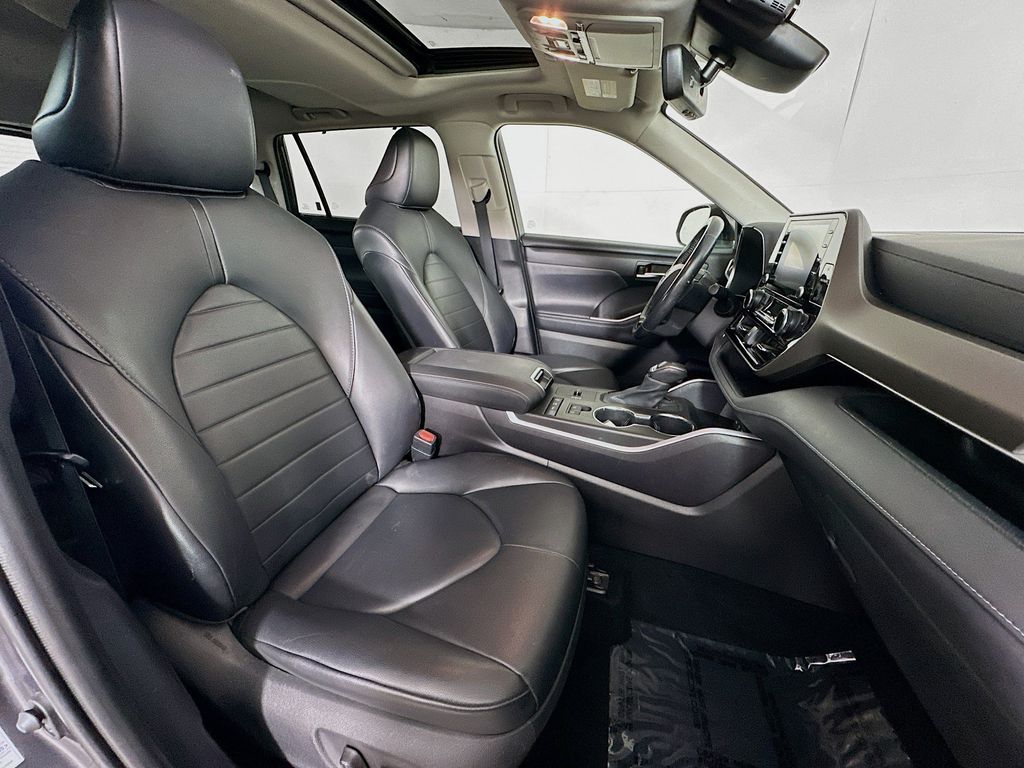 Thumbnail: 2021 Toyota Highlander - 12