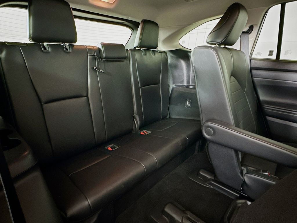 Thumbnail: 2021 Toyota Highlander - 32