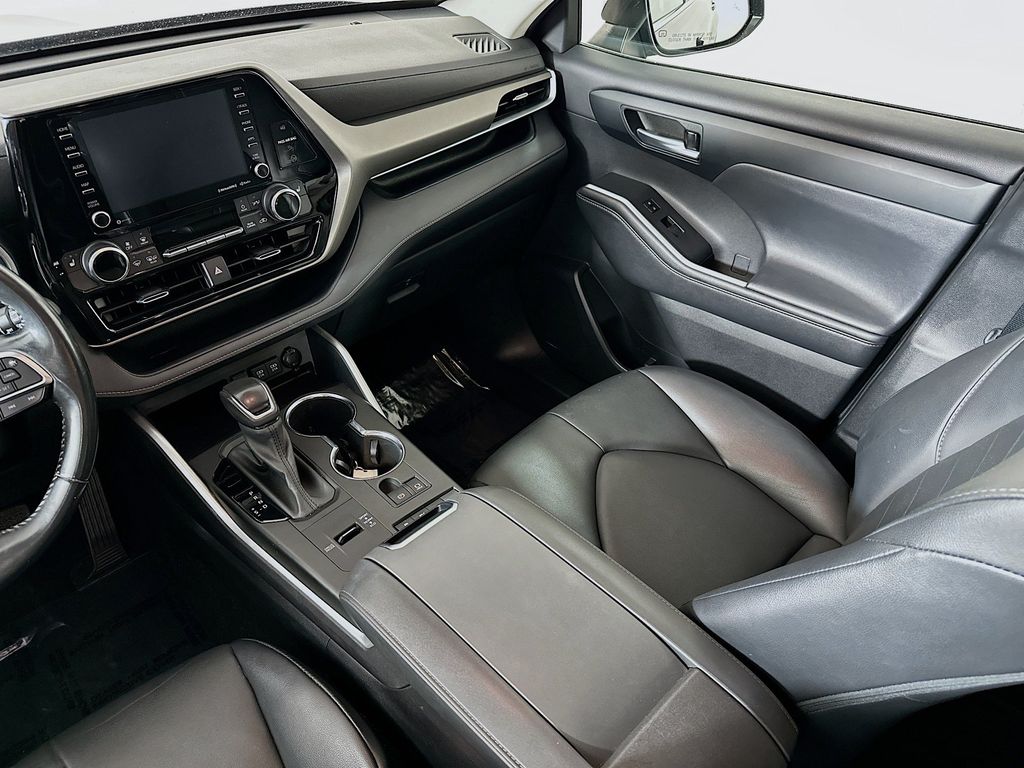 Thumbnail: 2021 Toyota Highlander - 14