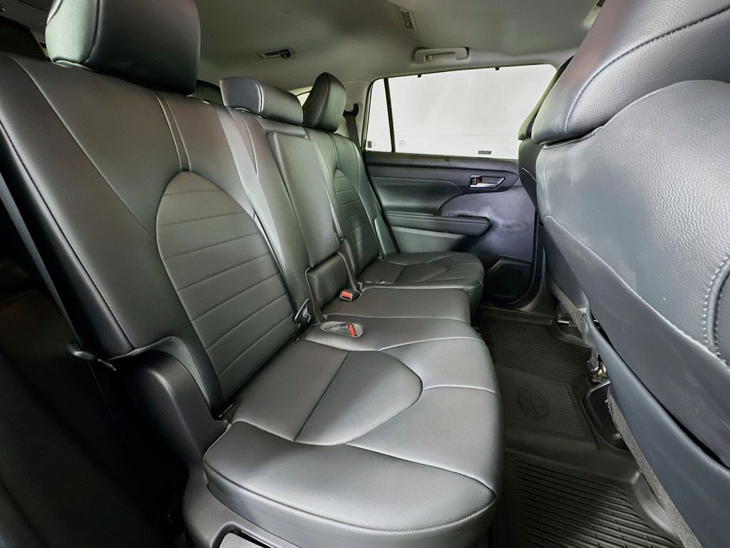 Thumbnail: 2021 Toyota Highlander - 33