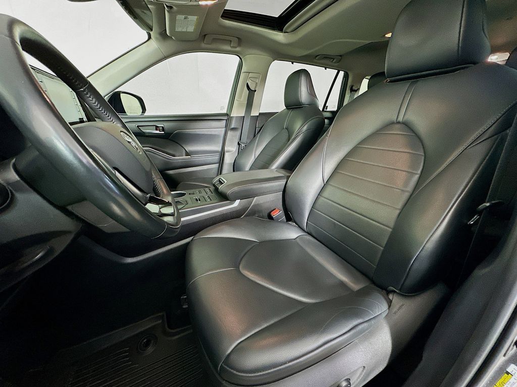 Thumbnail: 2021 Toyota Highlander - 11