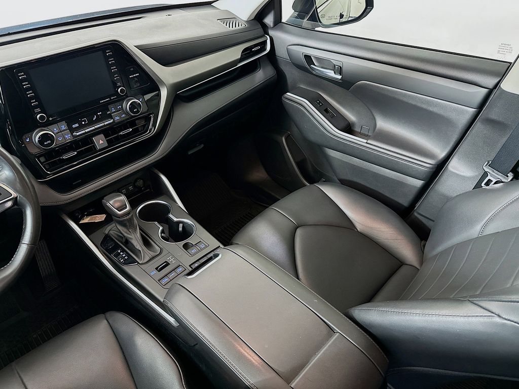 Thumbnail: 2021 Toyota Highlander - 14