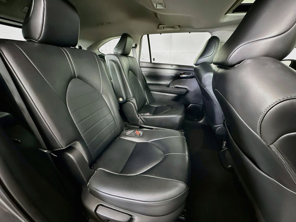Thumbnail: 2023 Toyota Highlander - 33