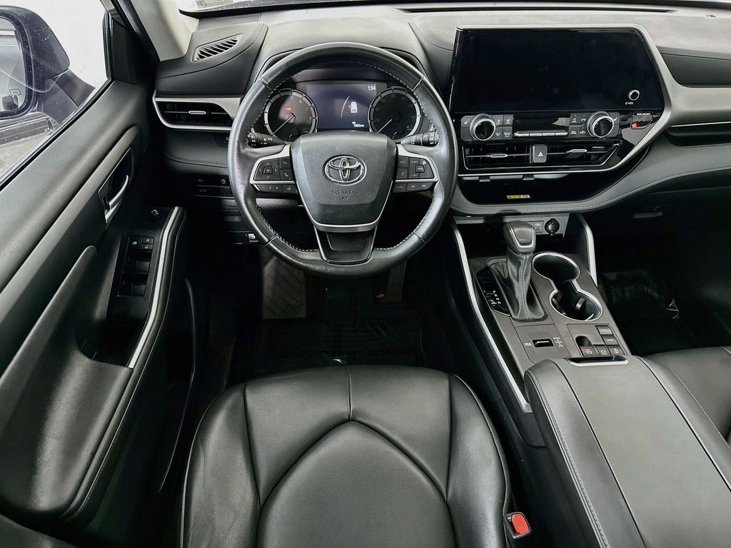 Thumbnail: 2023 Toyota Highlander - 10