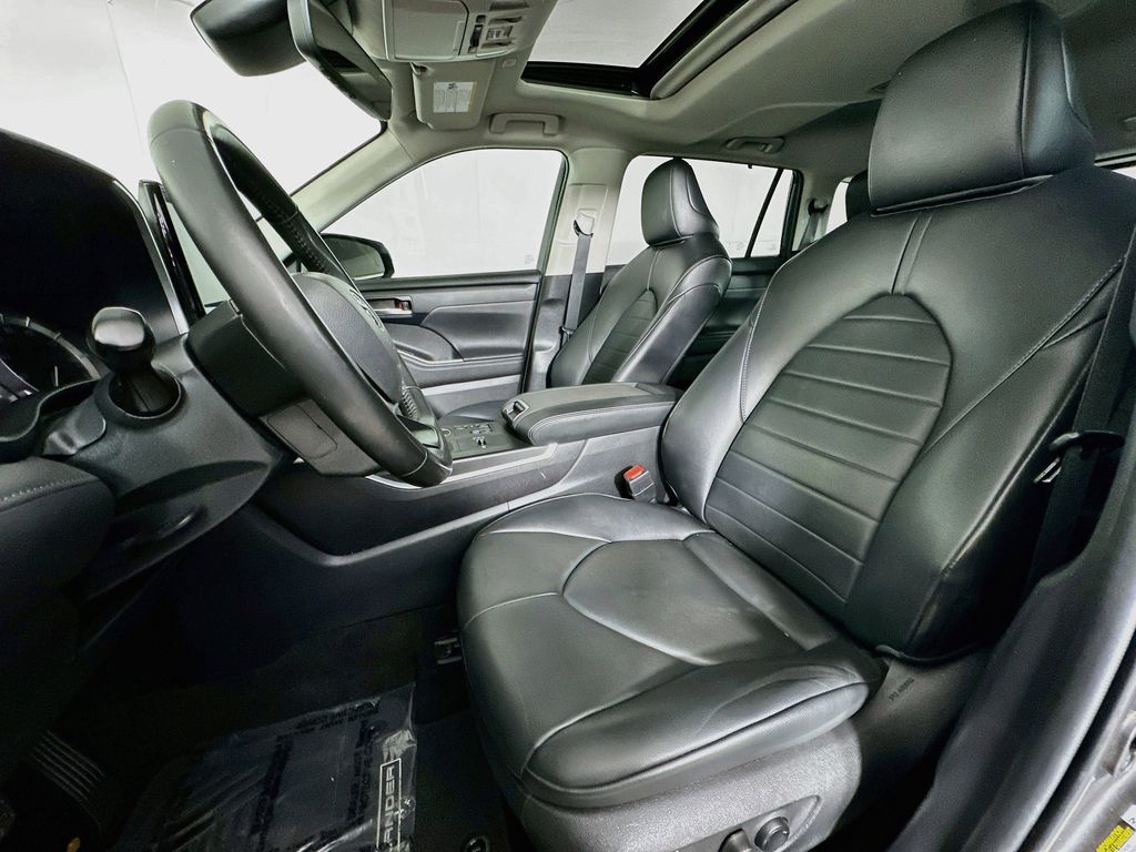 Thumbnail: 2023 Toyota Highlander - 11