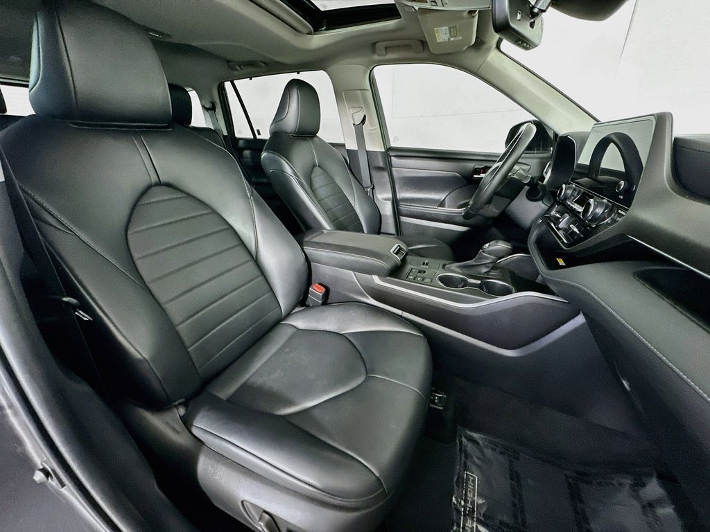Thumbnail: 2023 Toyota Highlander - 12