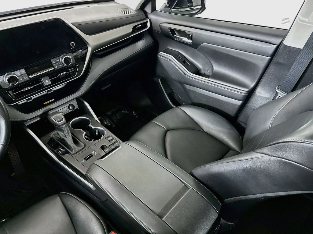 Thumbnail: 2023 Toyota Highlander - 14