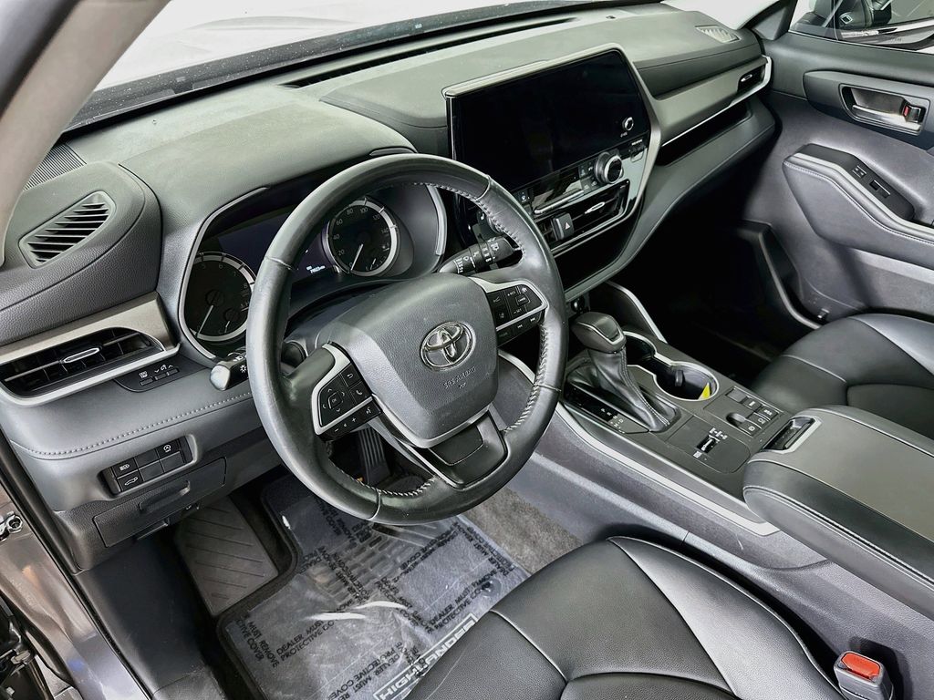 Thumbnail: 2023 Toyota Highlander - 2