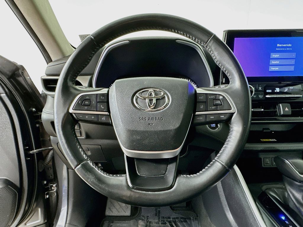 Thumbnail: 2023 Toyota Highlander - 15