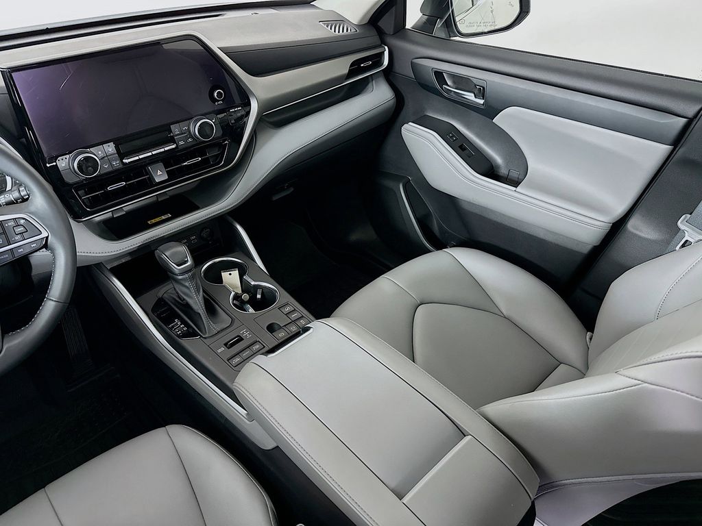 Thumbnail: 2023 Toyota Highlander - 14