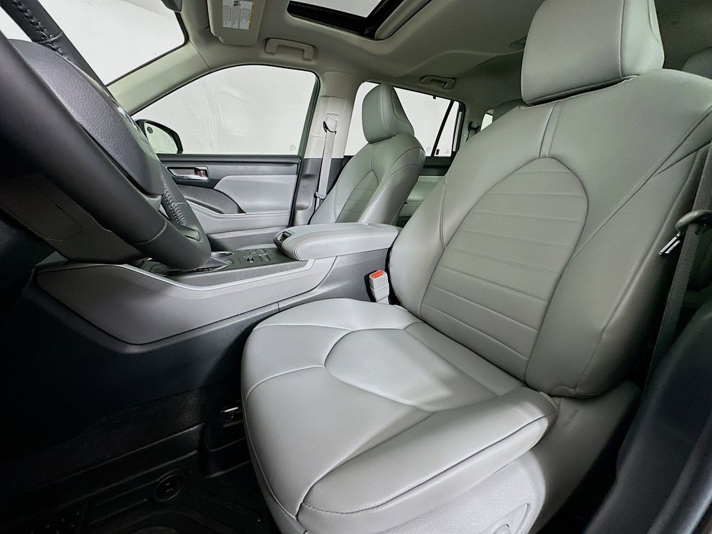Thumbnail: 2023 Toyota Highlander - 11