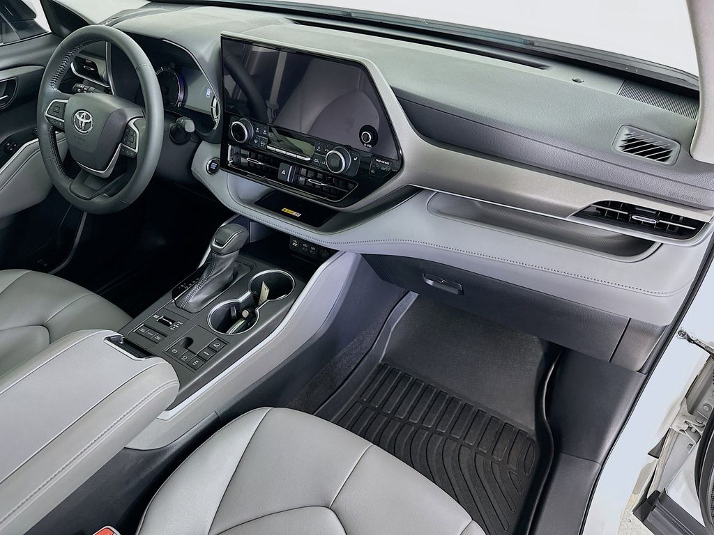 Thumbnail: 2023 Toyota Highlander - 34