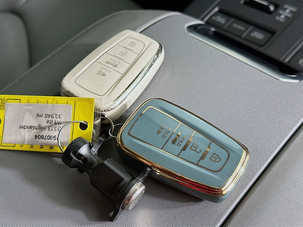 Thumbnail: 2023 Toyota Highlander - 20