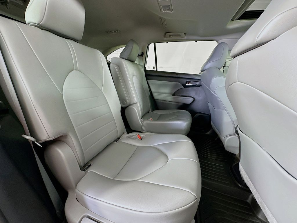 Thumbnail: 2023 Toyota Highlander - 33