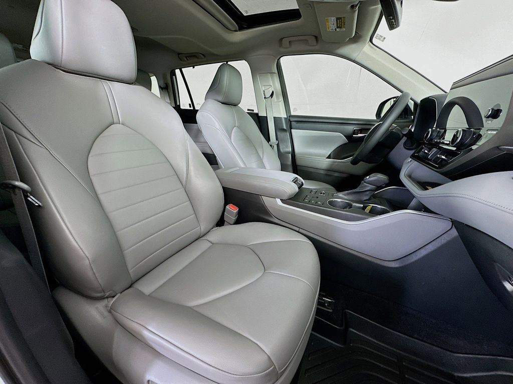 Thumbnail: 2023 Toyota Highlander - 12