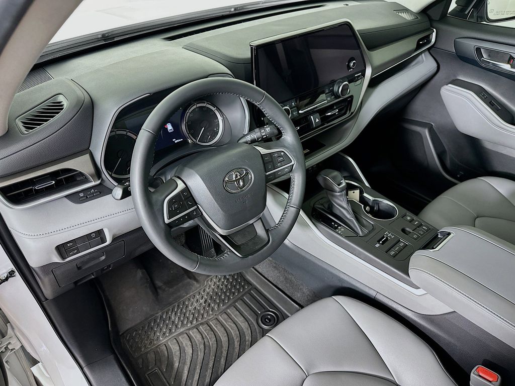 Thumbnail: 2023 Toyota Highlander - 2