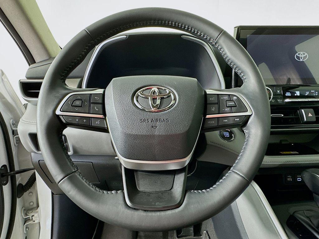 Thumbnail: 2023 Toyota Highlander - 15