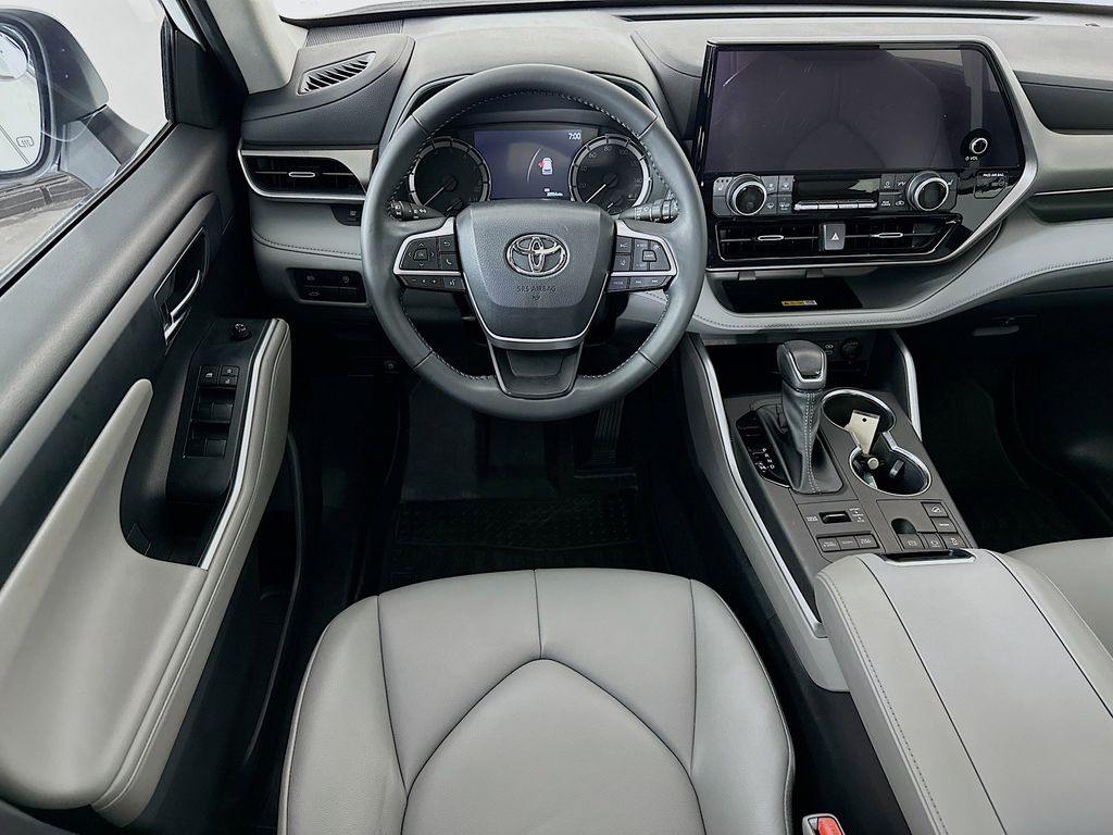 Thumbnail: 2023 Toyota Highlander - 10